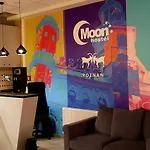 Moon Hostel *